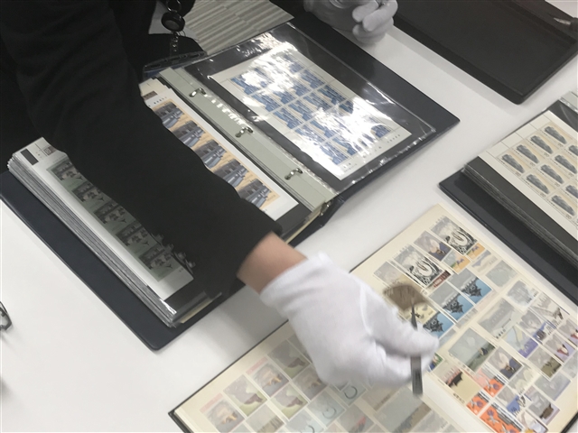 切手をピンセットで取り出す